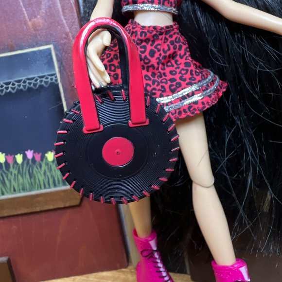 Vintage Bratz Jade Doll 2015 Green Eyes Long Black Crimped Hair 10" - Picture 6 of 11